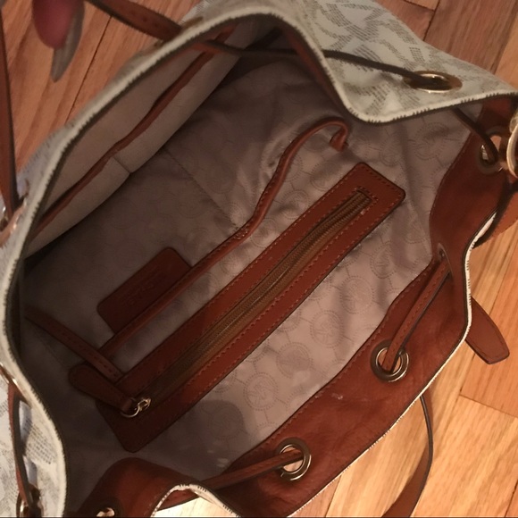 Michael Kors Large Jules Drawstring Shoulder Bag - Picture 3 of 3